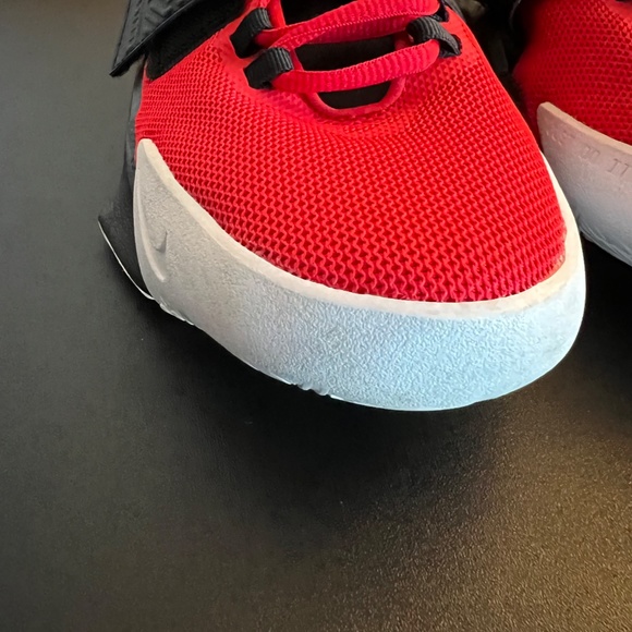 Nike Big Boys Red and Black FUTURE COURT Sneakers Size 6.5Y - Picture 6 of 6